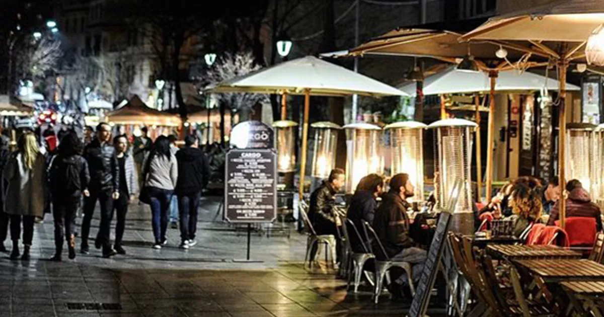 Via del Pigneto la sera, con i bar affacciati sulla strada pedonale