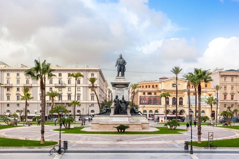 Piazza Cavour a Prati con palme e palazzi Liberty