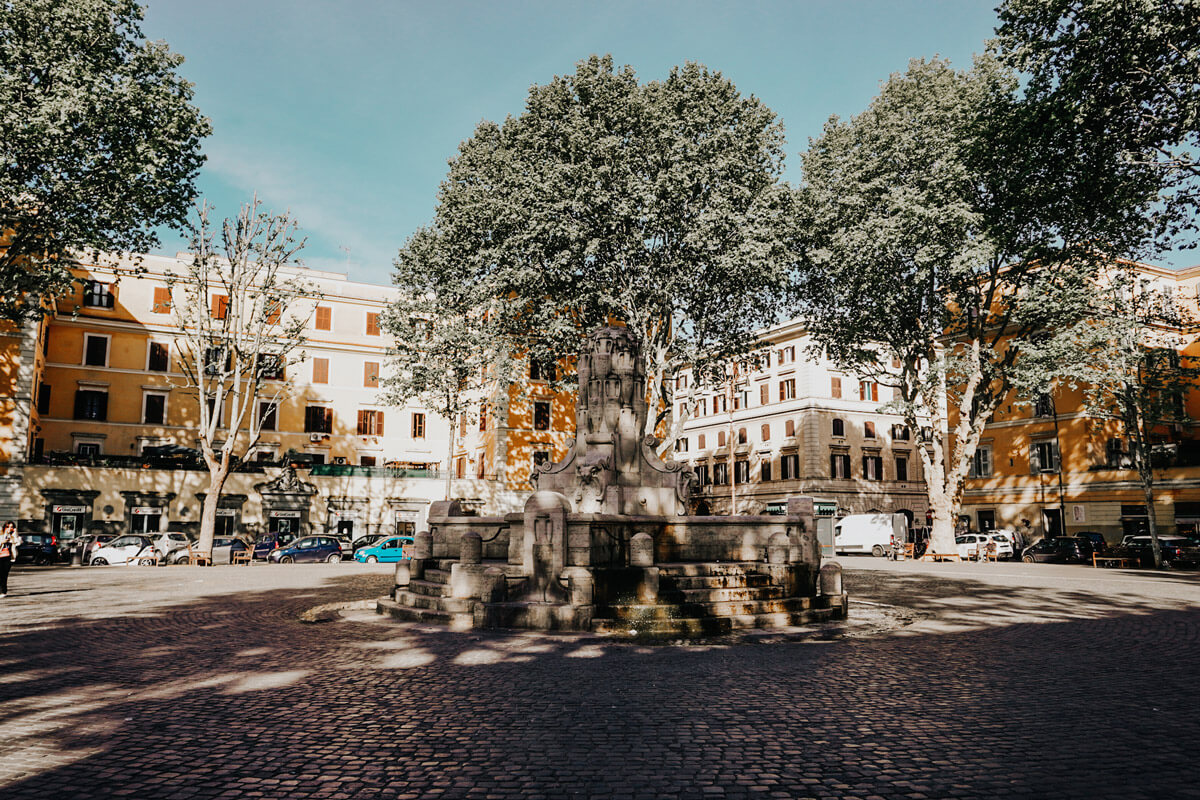 Piazza Testaccio con la Fontana delle Anfore e i palazzi del quartiere