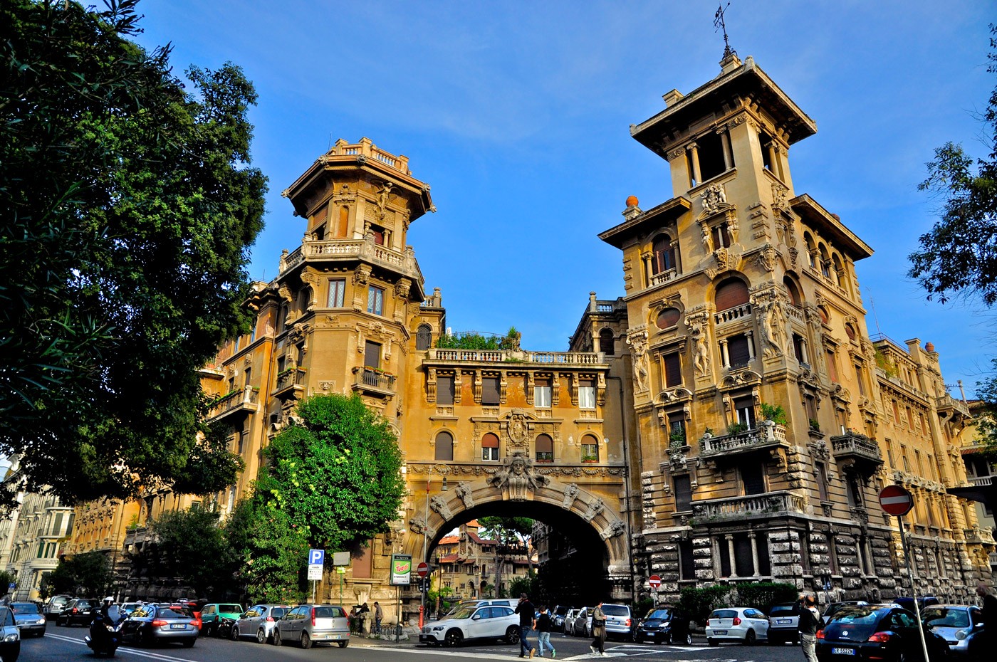 Quartiere Coppedè a Roma con architettura Art Nouveau