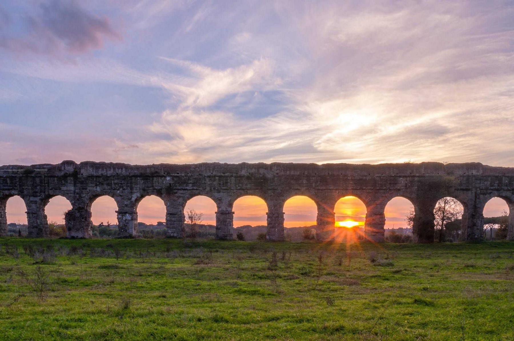 Antichi acquedotti romani al tramonto nel Parco degli Acquedotti