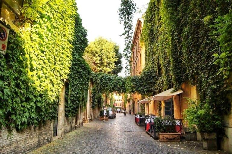Vicolo acciottolato di Via Margutta coperto di edera