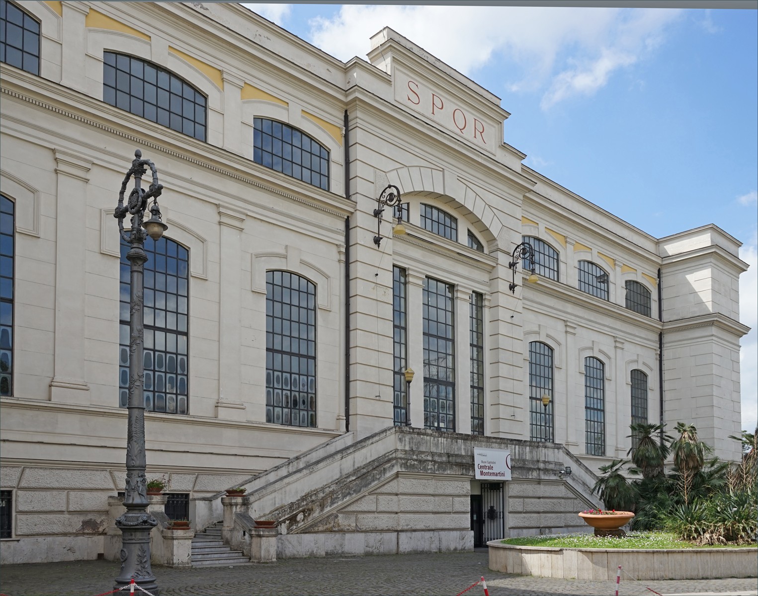 Facciata neoclassica della Centrale Montemartini a Roma