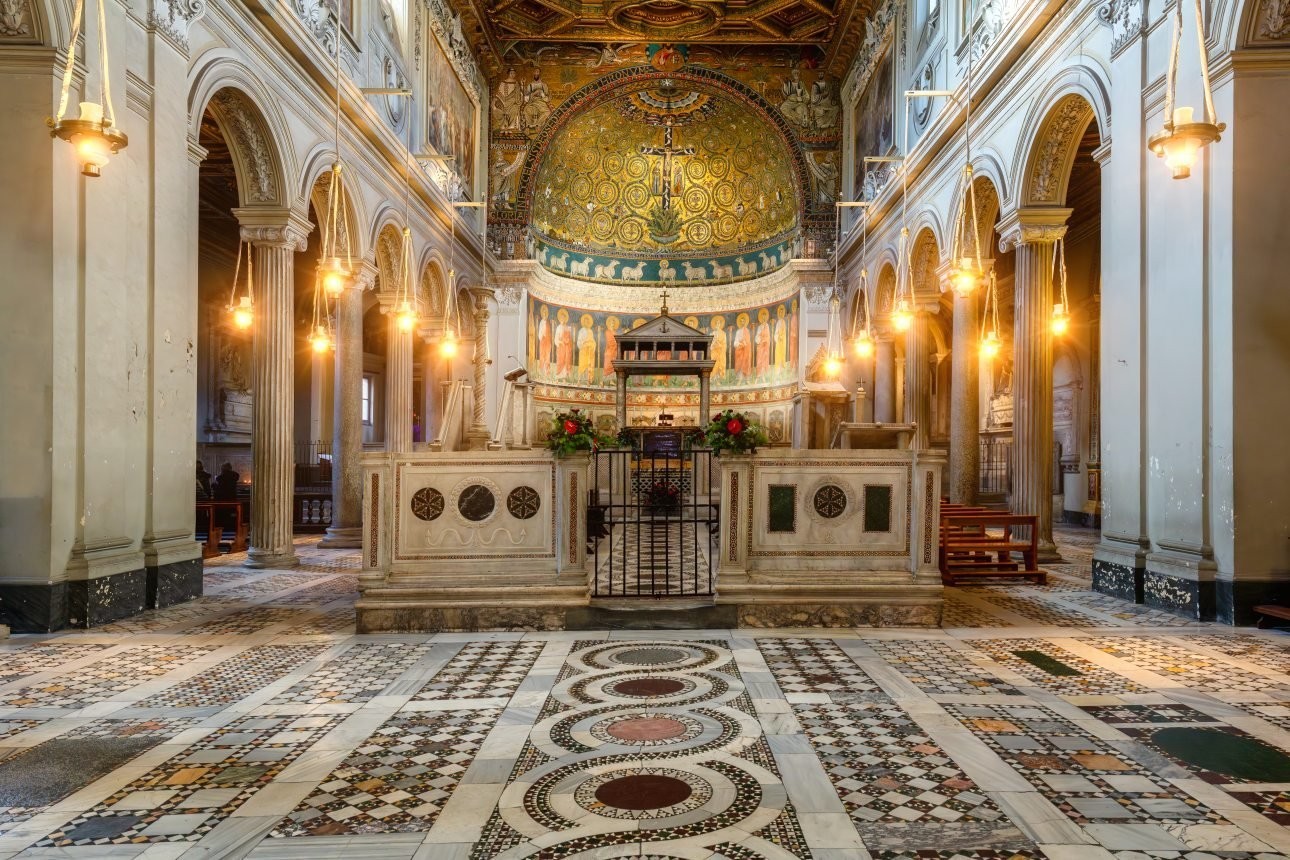 Interno della Basilica di San Clemente con mosaici e colonne