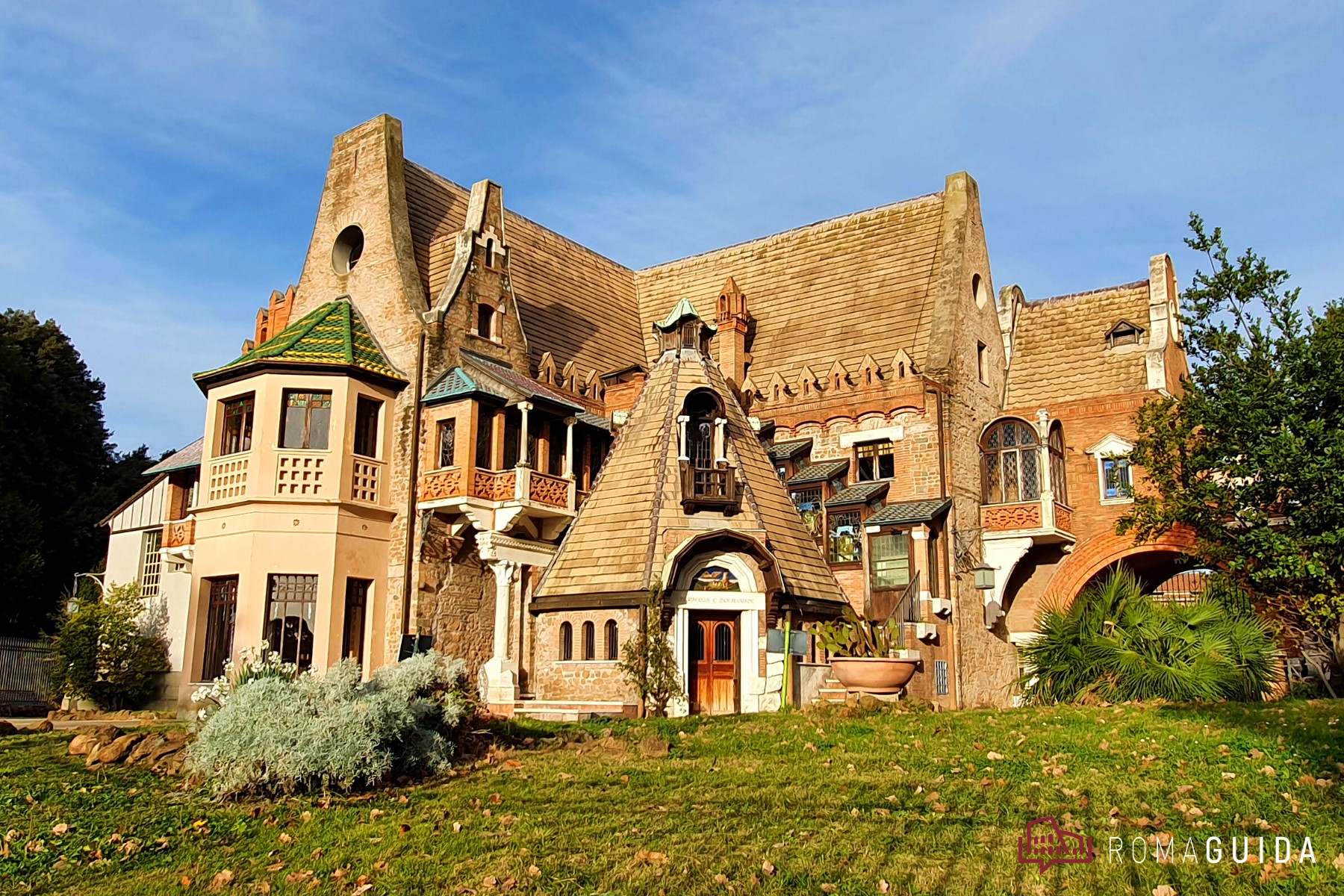 Casina delle Civette con vetrate colorate e architettura fantasiosa