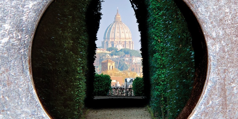 Vista della cupola di San Pietro attraverso il celebre buco della serratura sull'Aventino